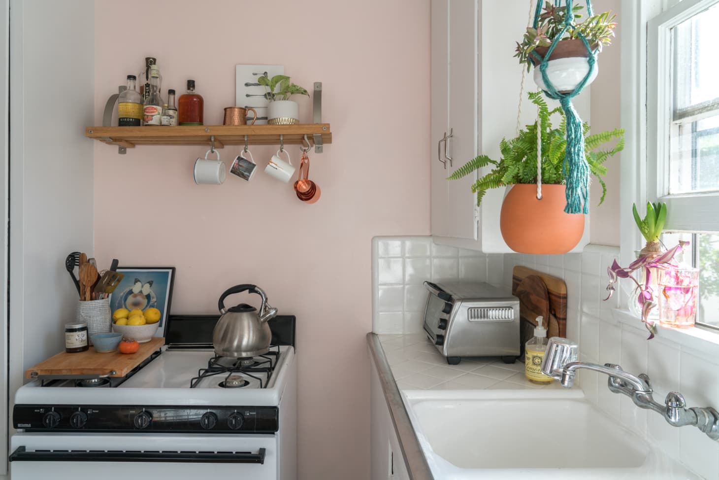 Small Kitchen? Home Stagers Say to Do This to Your Countertops – Apartment Therapy